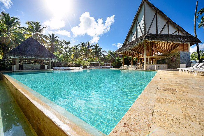 Portillo Beach Club — pool edge and pavilion detail at midday